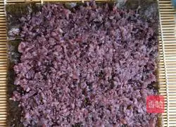 Illustration of how to make purple rice sushi 3