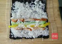 Illustration of how to make grilled chicken sushi rolls 14