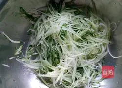 Illustration of how to make cornmeal and cucumber egg pancakes 2