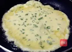Illustration of how to make egg and scallion pancakes 8