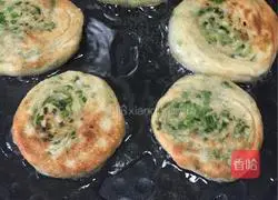 Illustration of how to make scallion pancakes 17