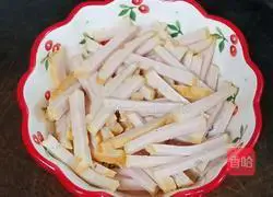 Illustration of how to make fried rice noodles with meat patties and eggs 3