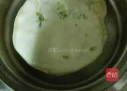 Illustration of how to make scallion pancakes 10