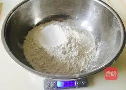 Illustration of how to make scallion pancakes (electric pancake version) 1