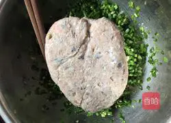 Illustration of how to make leek fish cakes 5