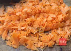 Illustration of how to make salt and pepper potato and carrot cake 1