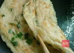 Illustration of how to make green onion hand cakes 7