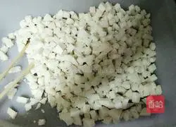 Illustration of how to make egg steamed buns 1