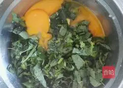 Illustration of how to make fried egg pancakes with wormwood sauce 3