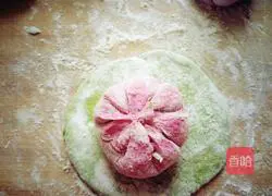 Illustration of how to make colorful plum blossom cakes 4