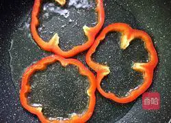 Illustration of how to make colorful pepper and bacon egg pancake rings 6