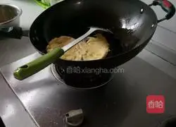 Illustration of how to make egg pancakes 3