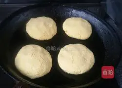 Illustration of how to stick cornmeal to pancakes 2