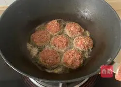 Illustration of how to make pan-fried vegetable beef patties 6