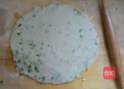 Illustration of how to make hot scallion pancakes 9