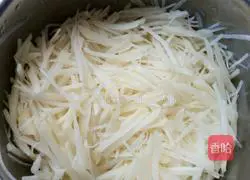 Illustration of how to make pan-fried potato pancakes 2