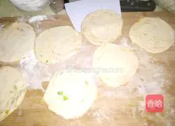 Illustration of how to make scallion pancakes 12