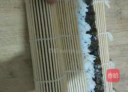 Illustration of how to make homemade sushi rolls 8