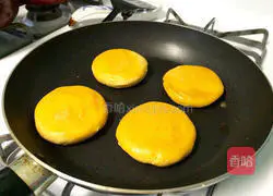 Golden Pancakes Illustration of how to do it 11