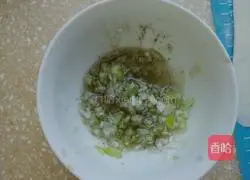 Illustration of how to make scallion pancakes 3