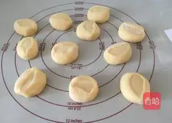 Illustration of how to make sesame and white sugar round cakes 5
