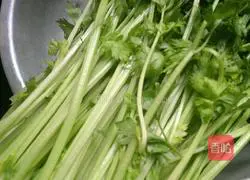 Illustration of how to make celery soft dough pancakes 1