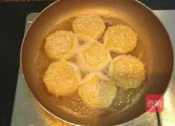 Illustration of how to make crispy potato and chicken cake 8