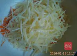 Illustration of how to make carrot and potato pancakes 3