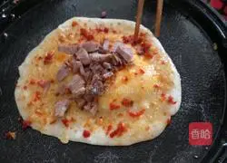 Illustration of how to make egg-filled pancakes 3