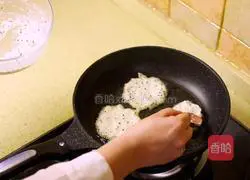 Illustration of how to make Korean potato pancakes 19