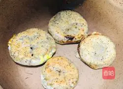 Illustration of how to make cheese and multi-grain bean dregs cake 10