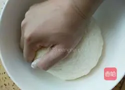 Illustration of how to make pork and celery pancakes 3