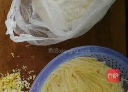 Illustration of how to make shredded potato curry cake 1