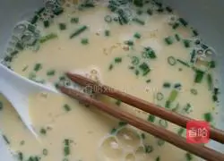 Illustration of how to make egg and green onion cake 4