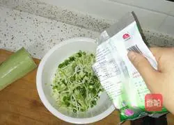 Illustration of how to make shredded vegetable pancakes 1