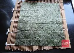 Illustration of how to make salad meat floss sushi rolls 5