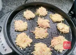 Illustration of how to make potato and carrot shredded cake 8