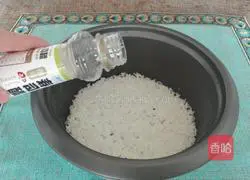 Illustration of how to make meat floss, banana and cucumber sushi 3