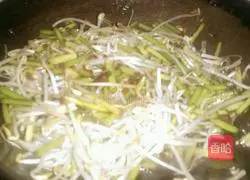 Illustration of how to make stir-fried pancakes with garlic sprouts, beans and teeth and meat 5