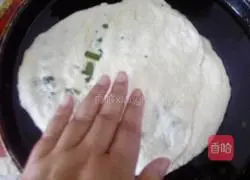 Illustration of how to make scallion pancakes 6