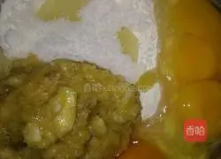 Illustration of how to make banana egg pancake 3