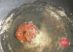 Illustration of how to make stir-fried pancakes with garlic moss and shredded pork 2