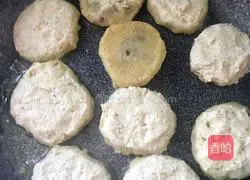 Illustration of how to make bean dregs and minced meat pancakes 3