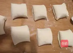 Illustration of how to make cumin beef crispy biscuits 8