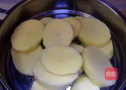 Illustration of how to make smiley potato pancakes 1