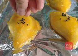 Illustration of how to make a bite of apple crisp 13