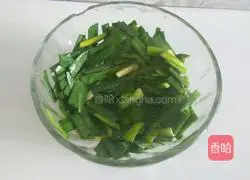 Illustration of how to make chive egg pancake 3