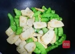 Illustration of how to make fried snow peas with fish cakes 4