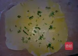 Illustration of how to make green onion pancake 3
