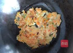 Illustration of how to make carrot and potato shredded pancakes 8